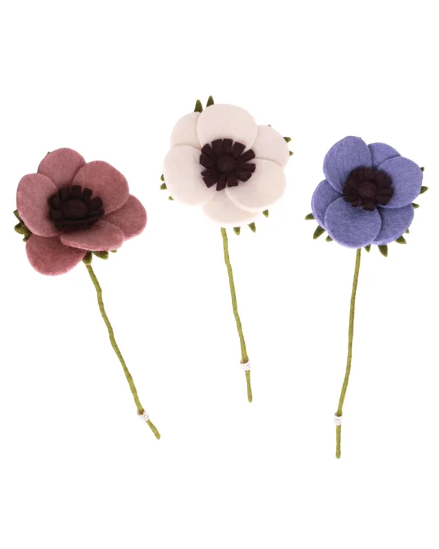 Abgebildet ist die Filzblume Anemone von Gry & Sif in 3 zarten Farben.