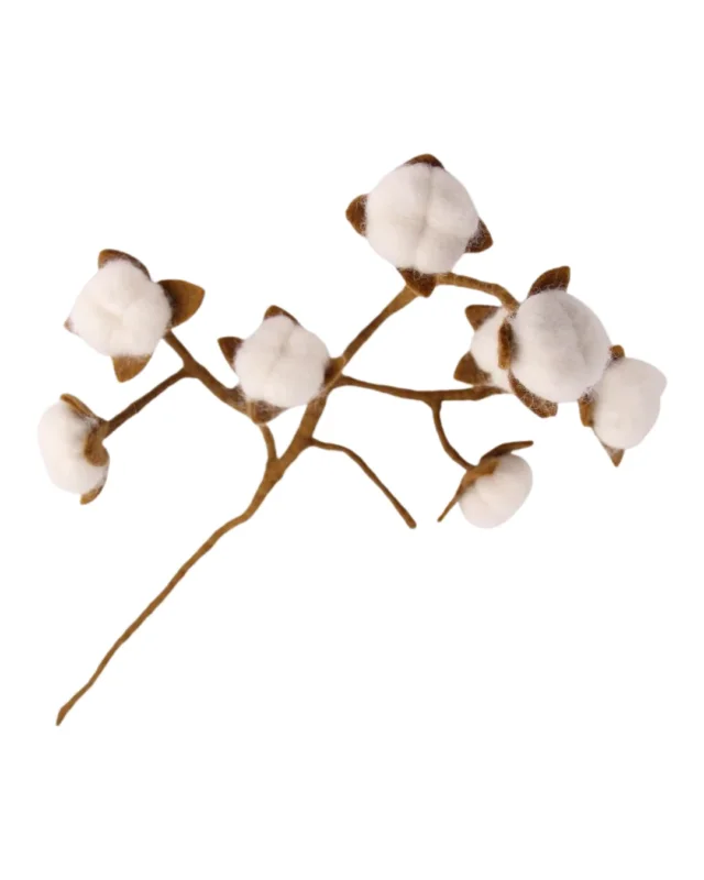 Abgebildet ist die Filzblume Baumwollblüten von Gry & Sif mit beigefarbenen Blüten an einem dünnen Ast.