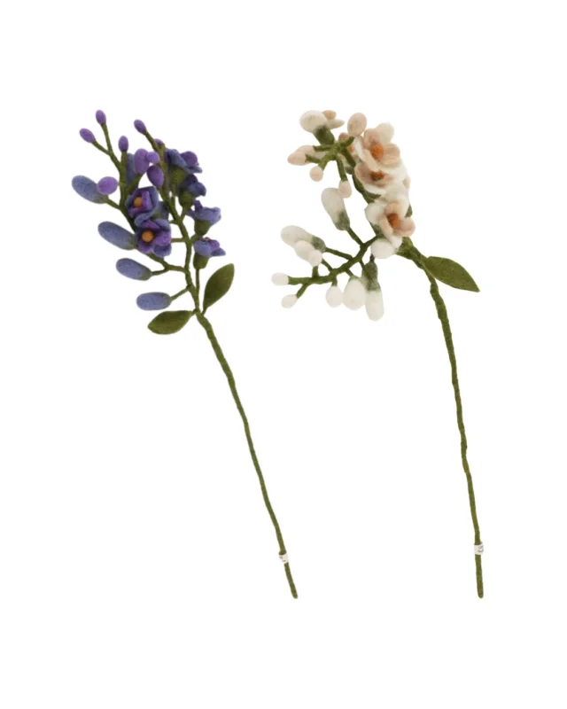 Abgebildet sind die Filzblumen Blauregen von Gry & Sif in lila-blauem Stil und in creme weiß.