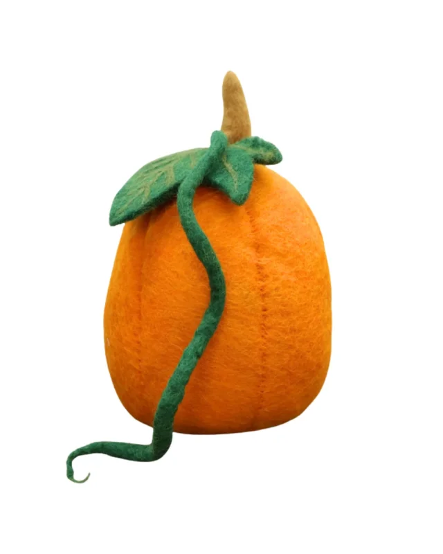 Orange farbiger Filzkürbis von Grace & Gloria vor freigestelltem Hintergrund.