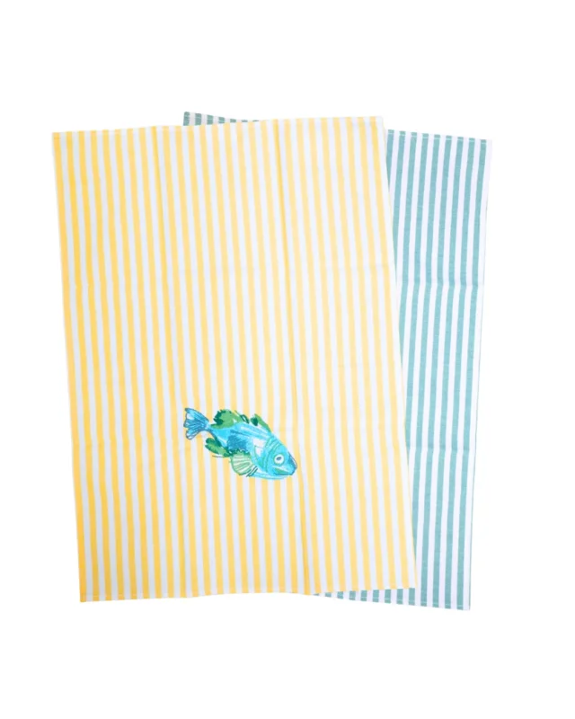 Fisch Geschirrtücher-Set "Pescara" von Sander Table + Home vor weißem Hintergrund. Die Geschirrtücher sind gelb-weiß mit türkis gesticktem Fisch und türkis-weiß gestreift.