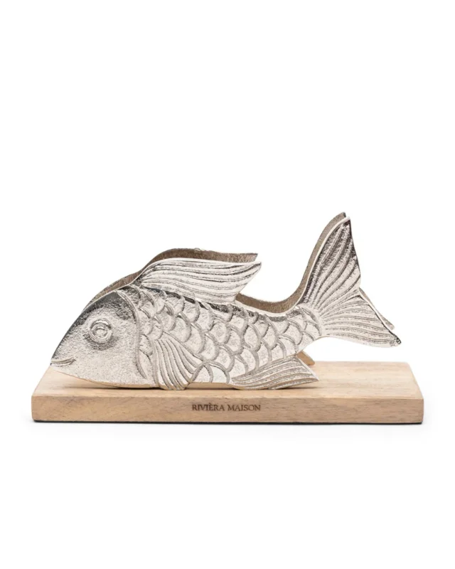 Fisch-Serviettenhalter „RM Fish Napkin Holder“ von Rivièra Maison, silberfarbener Fisch aus Metall auf Holzsockel mit eingraviertem Markenlogo