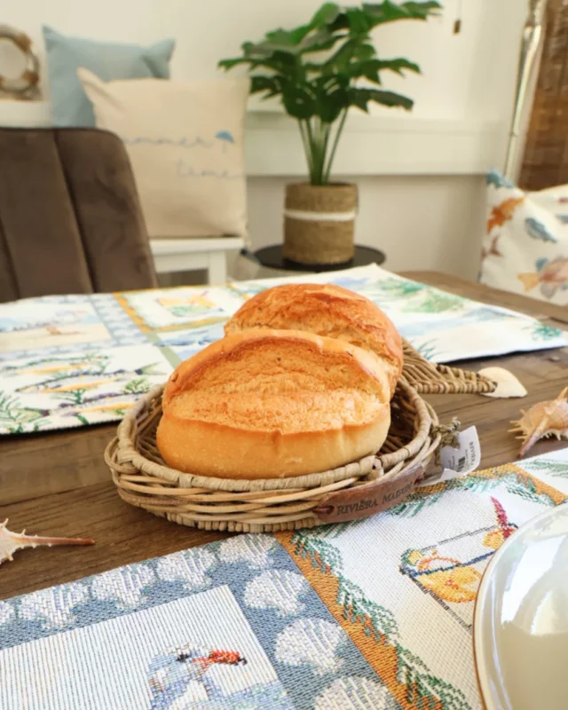 Fisch Tablett "Fish mini Tablett" von Riviera Maison auf einem gedeckten Tisch mit "Costa" Tischläufern. Auf dem Tablett liegen 2 Brötchen.