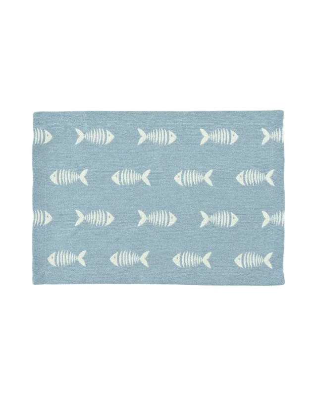 Fisch Tischset Skinny 35 x 50 cm von Sander in hellem Blau mit weißem Fischgrätenmuster auf rechteckigem Platzset
