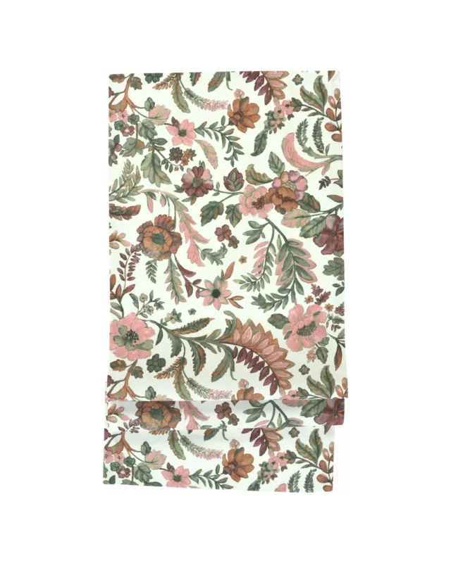 Floraler Tischläufer Ravenna mit pastellfarbenen Blüten und Blättern in rot, orange, grün und rosa von Sander Table + Home. Mohnblumen, Farn und Stockrosen sind neben anderen Blühpflanzen auf weißem Untergrund zu sehen.