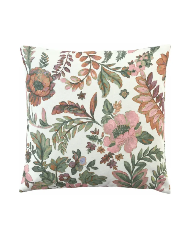 Floraler Kissenbezug Ravenna mit pastellfarbenen Blüten und Blättern in rot, orange, grün und rosa. Mohnblumen, Farn und Stockrosen sind neben anderen Blühpflanzen auf weißem Untergrund zu sehen.