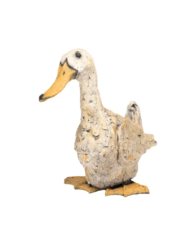 Frontansicht der Enten Statue "Lily" von Wrendale Designs vor weißen Hintergrund. Die Ente schaut in die Kamera während die farblichen Details gut erkennbar sind.