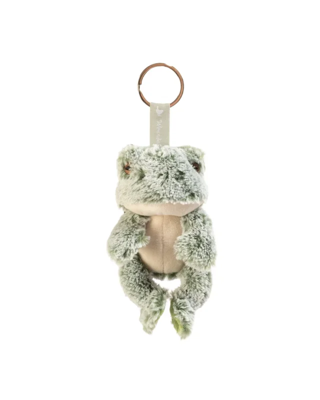 Frosch Schlüsselanhänger Elliott von Wrendale Designs als flauschige grüne Froschfigur mit Schlüsselring, freigestellt