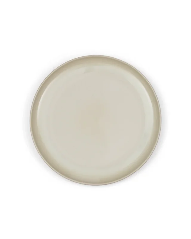 Runder Sevran Frühstücksteller von Rivièra Maison in creme-beige vor weißem Hintergrund.