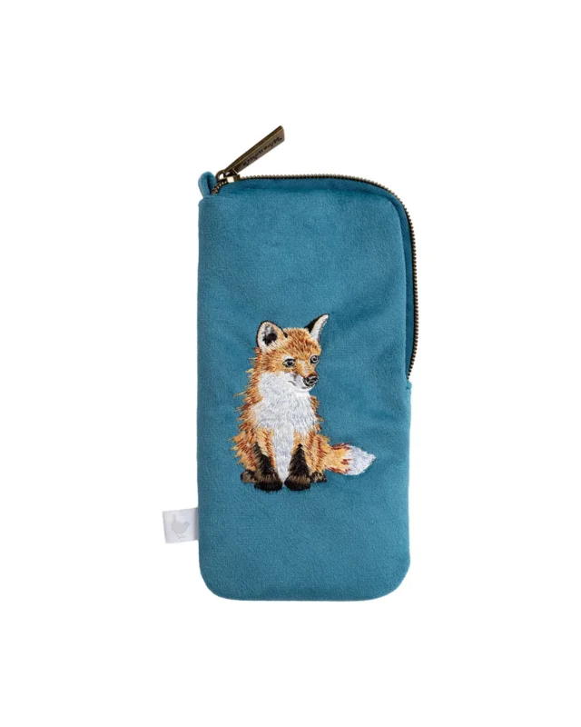 Fuchs Brillenetui "Daydreamer" von Wrendale Designs vor weißen Hintergrund. Das Etui ist knallig Blau und zeigt einen Fuchs welcher nach unten rechts in die Ecke schaut