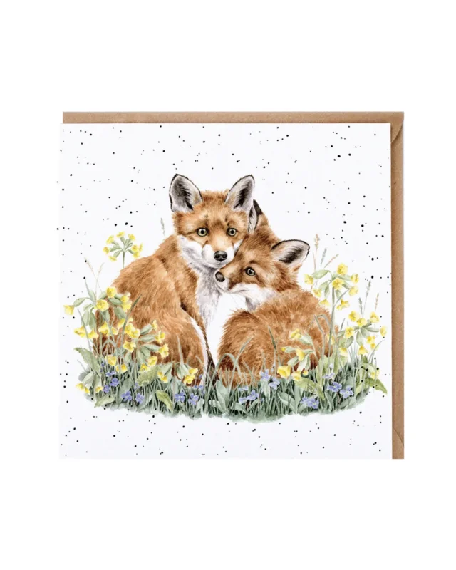 Fuchs Grußkarte "Growing Wild Together" von Wrendale Designs vor weißen Hintergrund. Das Design Besteht aus 2 Füchsen welche miteinander in der Blumenweise kuscheln.