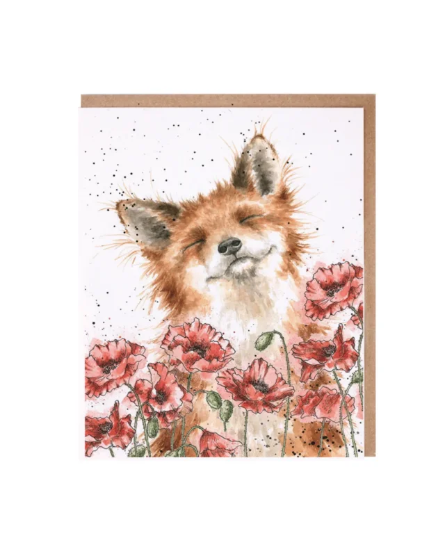Fuchs Grußkarte Poppy Field von Wrendale Designs: Fuchs inmitten eines Mohnblumenfeldes, Hochkant-Format, Illustration von Hannah Dale.