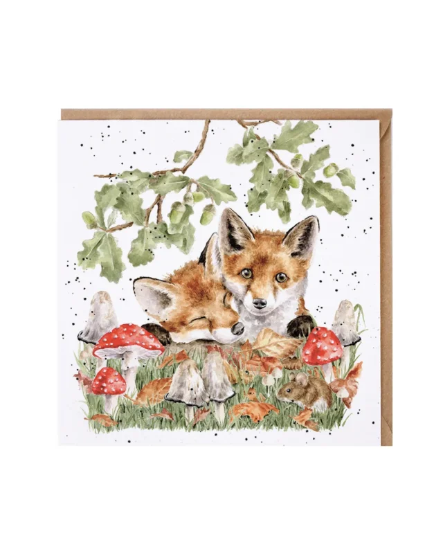 Fuchs Grußkarte von Wrendale Designs mit detailreicher Fuchsillustration von Hannah Dale. Zwei Füchse snd unter den Zweigen einer Eiche dargestellt. Vor ihnen stehen auf einer Wiese verschiedene Waldpilze. Fliegenpilze, Waldpilze und eine Maus sind in natürlicher Farbgebung dargestellt.