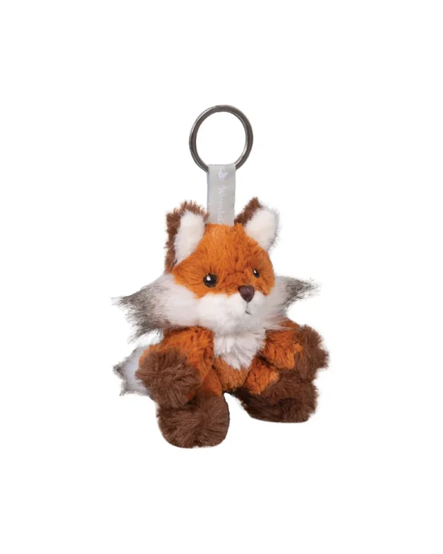 Fuchs Schlüsselanhänger Autumn von Wrendale Designs freigestellt vor weißem Hintergrund, mit flauschigem rostbraunem Fell, weißem Brustbereich und silbernem Schlüsselring.