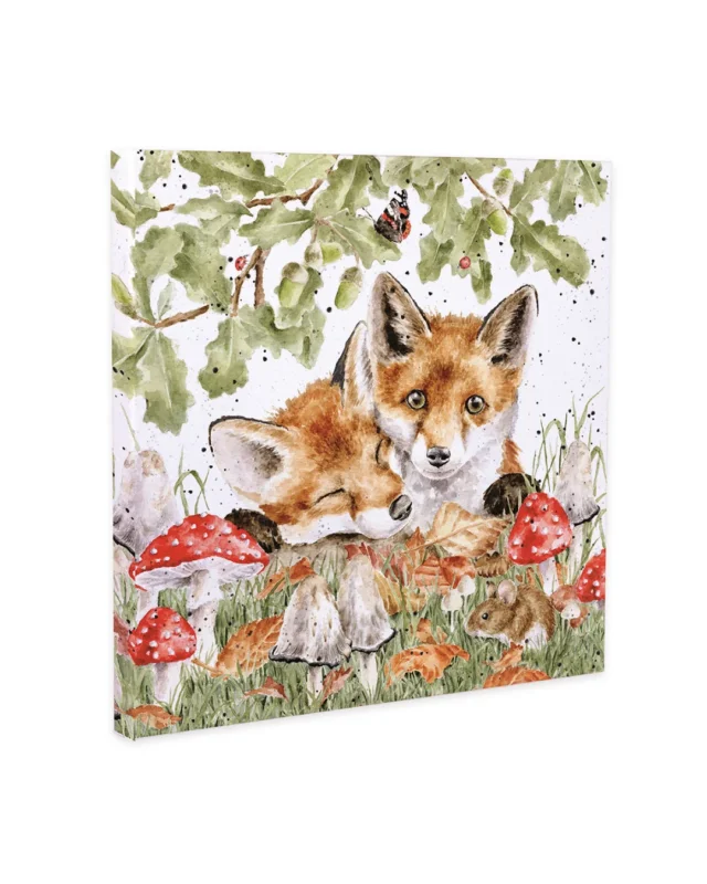 Illustration von zwei jungen Füchsen unter einer Eiche mit Pilzen, Blättern und kleinen Waldbewohnern auf einer quadratischen Leinwand von Wrendale Designs.
