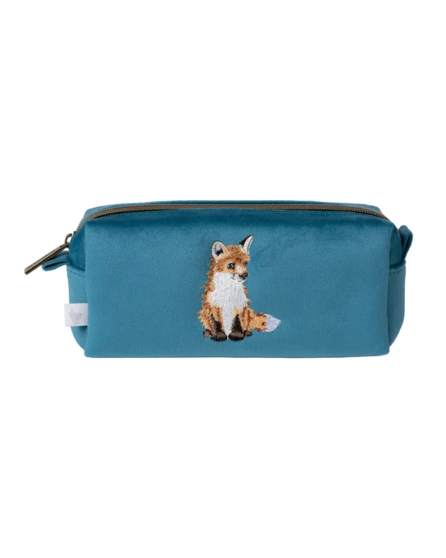 Fuchs Pinseltasche "Daydreamer" von Wrendale Designs vor weißen Hintergrund. Die Pinseltasche ist in einem etwas dunkleren blau und zeigt einen kleinen roten Fuchs welcher nach unten rechts in die Ecke schaut.