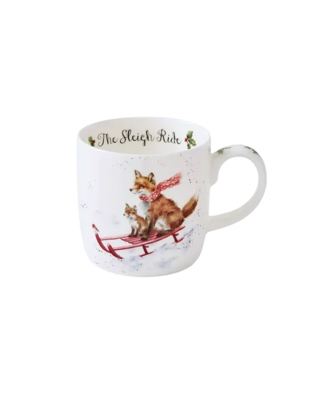 Porzellantasse mit Fuchs-Motiv von Wrendale Designs – „The Sleigh Ride“ mit zwei Füchsen auf einem roten Schlitten im Schnee vor weißem Hintergrund.
