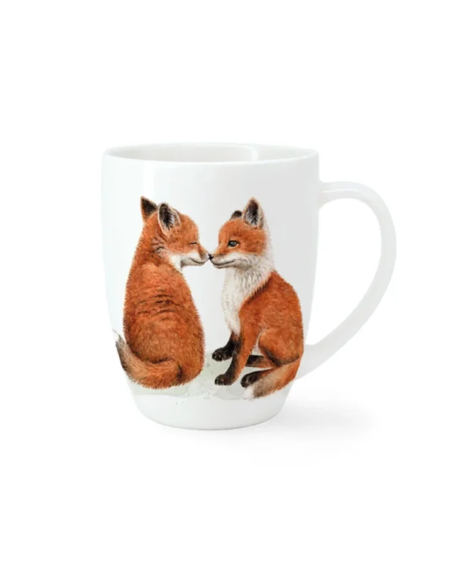 Fuchs Tasse "Fox Friends" von Maluu vor weißen Hintergrund. Auf der Tasse sind 2 liebevolle Füchse zu erkennen welche miteinander Zeit verbringen.