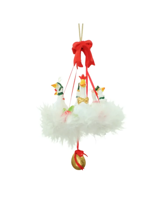 Gänsen-Krinkle "12 Days 6 Geese Ornament" von Patience Brewster vor weißen Hintergrund. Zu sehen sind 6 weiße Gänsen welche zusammen an einer Schleife hängen.