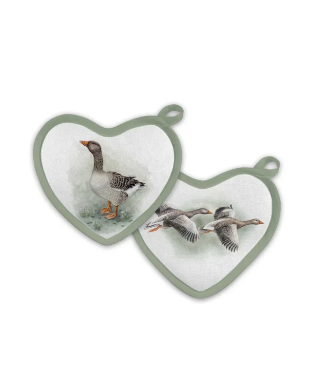 Vorderseiten der herzförmigen Topflappen „Country Goose“ von Maluu mit Gänsemotiven