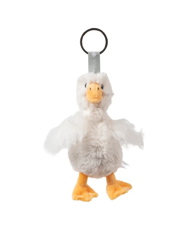 Gans Schlüsselanhänger "Pearl" von Wrendale Designs vor weißen Hintergrund. Die Gans hat weißes Fell und orangene Füße.