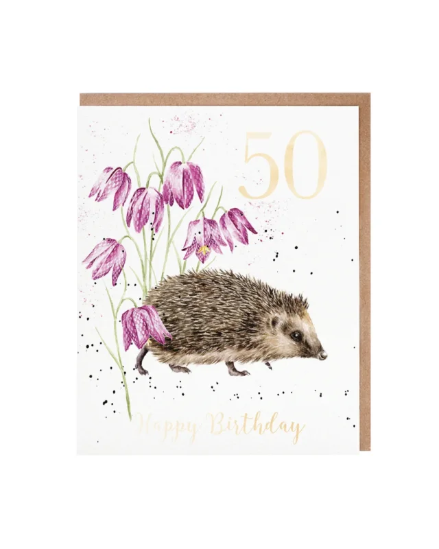 Geburtstagskarte "Little Wanderer" von Wrendale Designs vor weißen Hintergrund. Das Motiv besteht aus einem Igel und pinken Blumen. Auf der Karte steht "50" und "Happy Birthday".