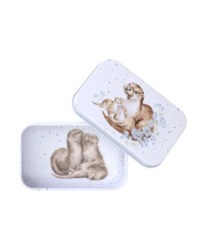 Geöffnete Otter-Dose von Wrendale Designs mit zusätzlicher Otter-Illustration im Inneren, dekorative Aufbewahrungsdose im typischen Wrendale Stil
