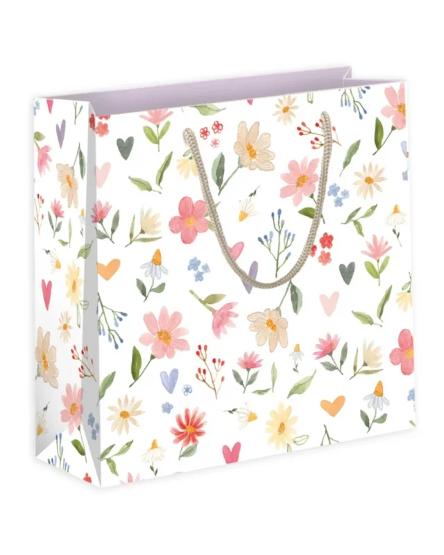 Geschenktasche L „Von Herzen“ vom Grätz Verlag mit floralem Muster aus Blumen und Herzen in zarten Farben, ausgestattet mit Kordelgriffen, schräg dargestellt auf weißem Hintergrund.