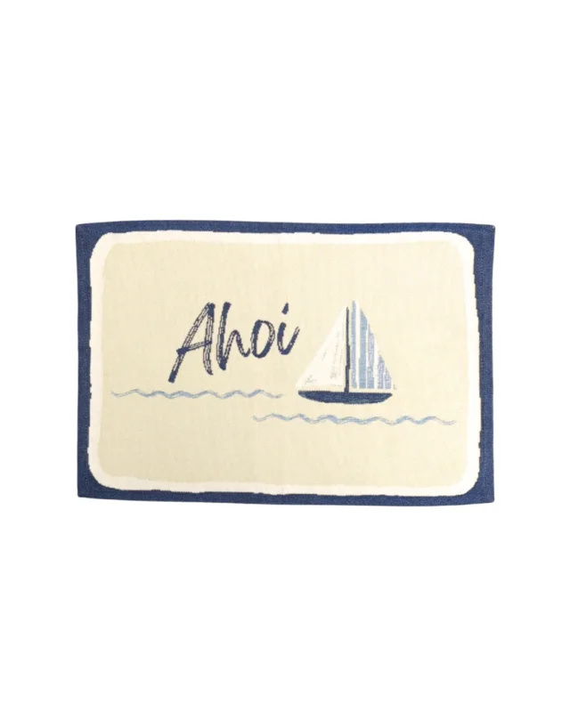 Das Segelboot Gobelin Tischset "Surf" von Sander bringt die See direkt zu dir an den Tisch. Das beige Tischset mit maritim blauer Umrandung und eingewobenem Segelboot und angedeutete Meereswellen erinnern an Urlaub und leicht salzigen Wind. Das aufgestickte "Ahoi" zaubert fast wie von selbst ein Lächeln ins Gesicht. Jedes Element ist liebevoll gewebt und verleiht dem Tischset eine hochwertige, fast dreidimensionale Optik.
