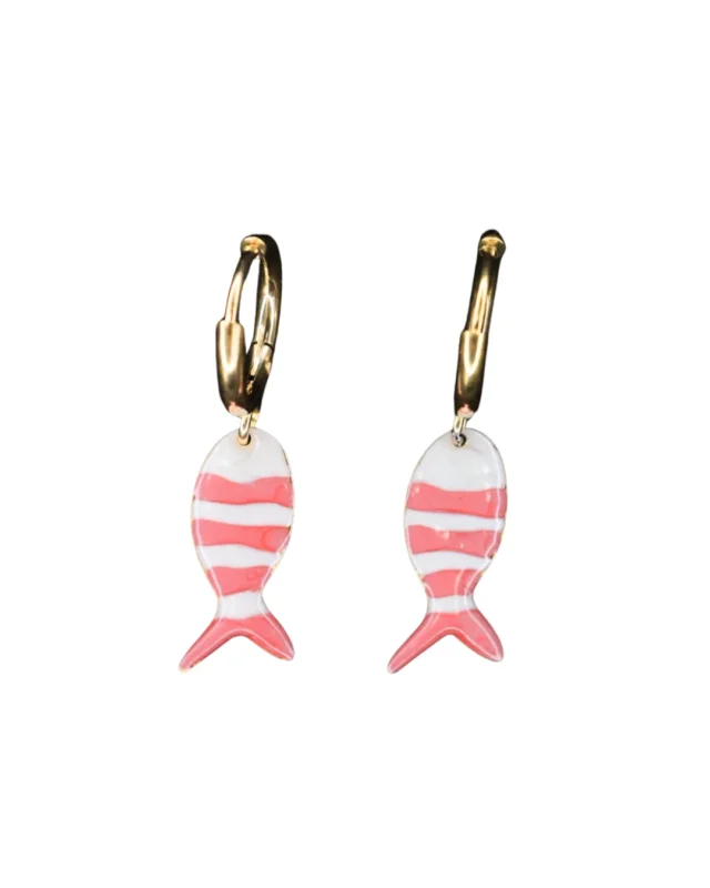 Goldene pink/weiß gestreifte Fisch-Ohrringe von Dottilove auf weißen Hintergrund.
