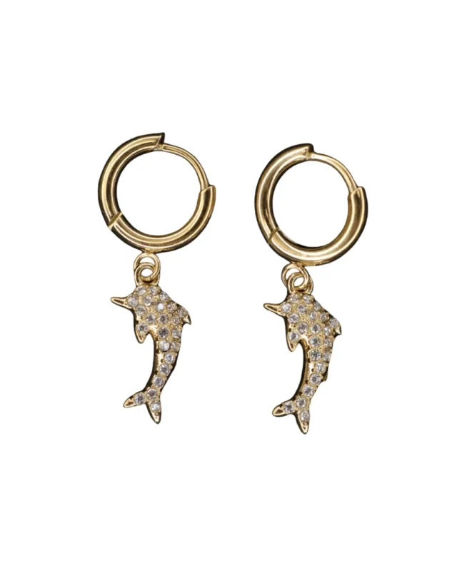 Goldene Delfin-Ohrringe von Dottilove verziert mit verschiedenen Glitzersteinen auf weißen Hintergrund.