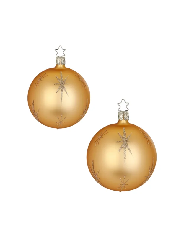 Goldene Weihnachtsbaumkugeln "Sternentanz" von Inge Glas in zwei Größen. Die Kugeln sind verziert mit silbernen Glitzer Highlights in Sternenform.