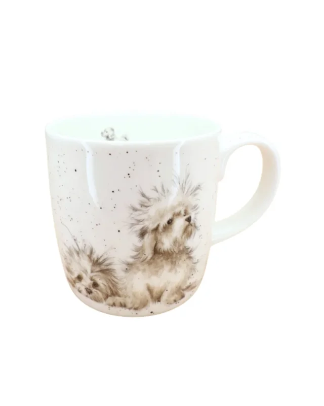 Eine weiße Tasse mit zwei niedlichen Hunde-Motiven von Wrendale Designs. Die Hunde schauen neugierig aus der Tasse heraus.