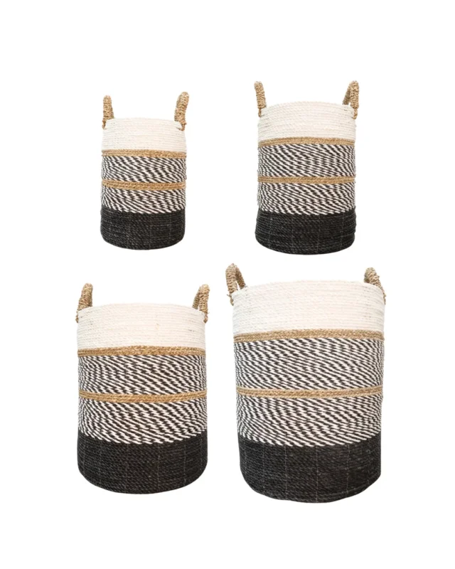 Die großen Seegraskörbe von Lauco in schwarz/weiß mit braunen Highlights überzeugen durch ihre robuste Verarbeitung in Handarbeit. Stilvoll und clean in Farbe und Design ein großartiger Blickfang für alle Räume.