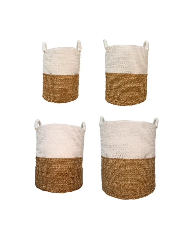 Die großen Seegraskörbe in Weiß/Beige sind durch ihre robuste Verarbeitung sehr variabel einsetzbar. Das mediterrane Design wirkt aufgrund der klaren Farbverläufe edel aber gleichzeitig auch warm und natürlich.