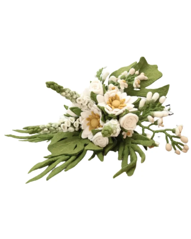Bild zeigt den gesamten, üppigen Hochzeits-Blumenstrauß aus Filz mit cremefarbenen Rosen, Fingerhut (Digitalis), Schwertlilie (Iris hysteria), Wasserlilie (Nymphaea), Palmblättern, Wisteria (Blauregen) und Monstera (Fensterblatt).