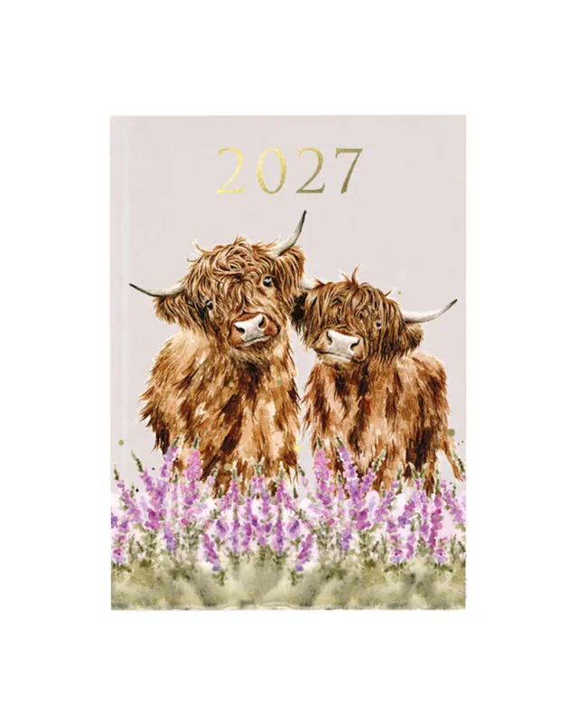 Großer Taschenkalender 2027 von Wrendale Designs vor weißen Hintergrund. Das Motiv besteht aus 2 Hochland Kühen welche auf einer Blumenwiese kuscheln und in die Kamera schauen.