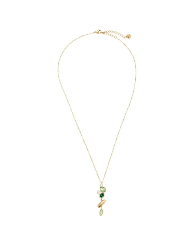 Goldene "Grüne Steine" Halskette von Dottilove vor weißen Hintergrund. Die Halskette hat unten einen goldenen Anhänger und noch Grüne Steine in verschiedenen Tönen.