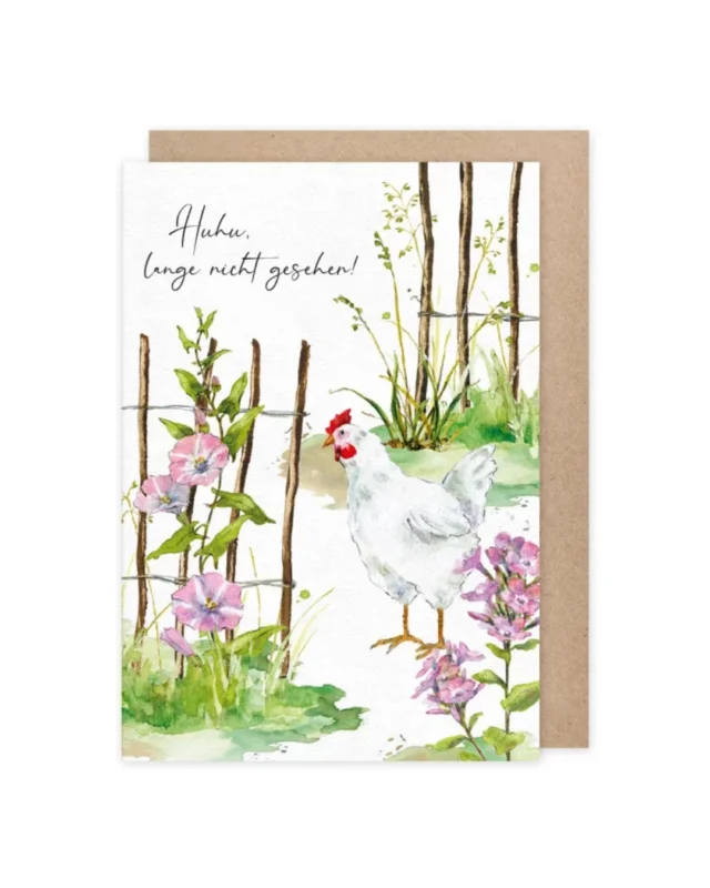 Die Grußkarte "Lange nicht gesehen" vom Grätz Verlag zeigt ein Huhn zwischen luftigen Zaunelementen, welche als Rankhilfe für rosafarbene Blumen dienen. Die Illustration von Daniela Drescher wird durch den Ausruf "Huhu, lange nicht gesehen!" vervollständigt, welcher oben links auf der Karte geschrieben steht.