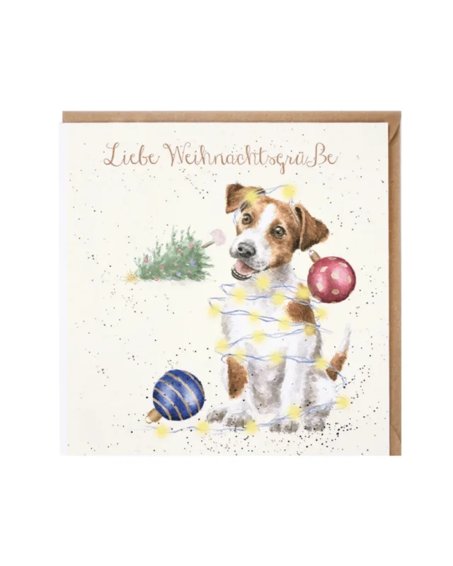 Die Doppelkarte "Joyfull And Triumphant" von Wrendale Designs zeigt einen in eineLichterkette verwickelten braun-weißen Hund, dem eine Christbaumkugel vom Ohr baumelt, während eine Weitere vor ihm auf dem Boden rollt und im Hintergrund ein umgestürzter Weihnachtsbaum zu sehen ist. Die humorvolle Illustration von Hannah Dale vermittelt die freudige Stimmung der Feiertage mit einem Augenzwinkern. Der zarte Schriftzug "Liebe Weihnachtsgrüße" steht in der oberen Bildmitte.