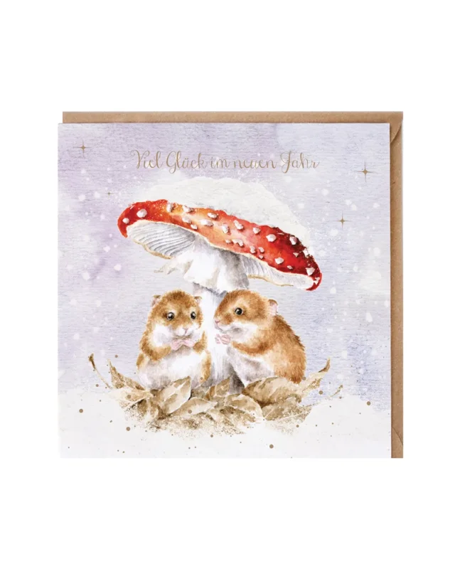 Die Doppelkarte "Mushroom At The Inn" illustriert von Hannah Dale für Wrendale Designs zeigt zwei niedliche braune Mäuse, die es sich unter einem roten, schneebedeckten Fliegenpilz auf etwas schneefreiem Laub bequem gemacht haben und etwas naschen. Der zarte Schriftzug "Viel Glück im neuen Jahr" steht in der oberen Bildmitte.