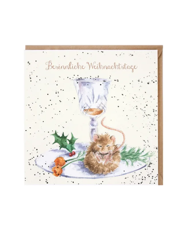 Die Doppelkarte Santas Little Helper von Wrendale Designs zeigt eine detailreich gezeichnete Maus, die es sich nach dem Verzehr von zwei Möhren auf einem Teller bequem gemacht hat. Mit geschlossenen Augen und in eingerollter Körperhaltung vermittelt die Illustration von Hannah Dale Geborgenheit und wohlige Gemütlichkeit. Der zarte Schriftzug "Besinnliche Weihnachtstage" steht in der oberen Bildmitte.