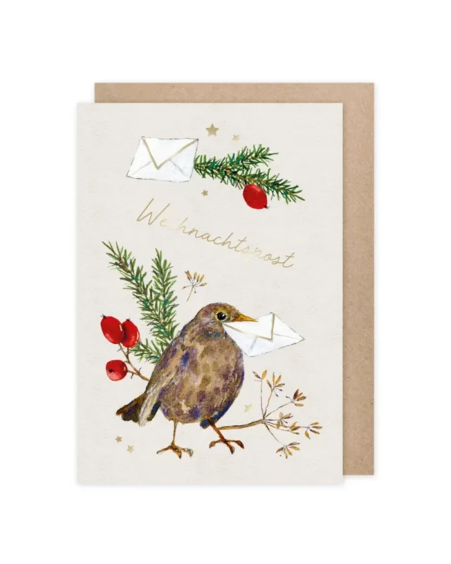 Die Weihnachtskarte "Vogel Weihnachtspost" vom Grätz Verlag hatdurch das detaillierte Motiv einer Amsel mit Briefumschlag im Schnabel, illustriert von Daniela Drescher, einen ganz besonderen Charme. Das freundliche Motiv mit grünen Zweigen, roten Hagebutten und goldenen Highlights signalisiert schon durch die Farbwahl, dass die Feiertage nahen. In der Mitte der Karte steht "Weihnachtspost".