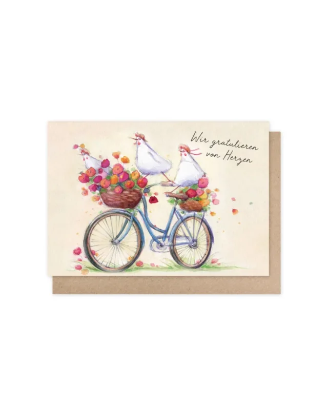 Illustration der Geburtstagskarte „Wir gratulieren von Herzen Hühner“ vom Grätz Verlag mit zwei Hühnern auf einem Fahrrad, gefüllten Blumenkörben, hübschem Schriftzug und hellem Hintergrund, inklusive braunem Umschlag.
