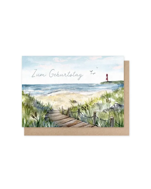 Illustration der Geburtstagskarte „Zum Geburtstag Küste“ vom Grätz Verlag mit Dünenlandschaft, Holzsteg zum Meer, Wellen, Möwen am Himmel, Leuchtturm in der Ferne und Schriftzug „Zum Geburtstag“ auf hellem Hintergrund, inklusive braunem Umschlag.