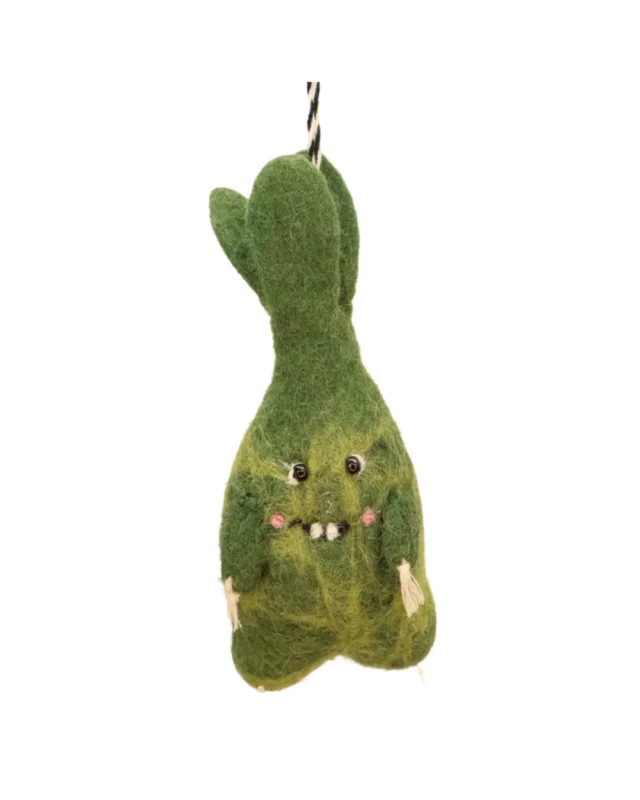 Filzanhänger "Böse Beete Bea" von Grace und Gloria aus grünem Filz mit rosa Bäckchen und zwei kleinen Zähnchen.