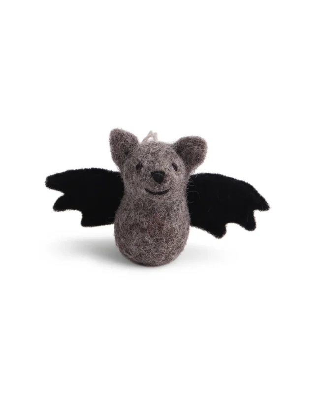 Handgefertigter Halloween Filzanhänger Fledermaus von Gry & Sif mit schwarzen Flügeln vor weißem Hintergrund.