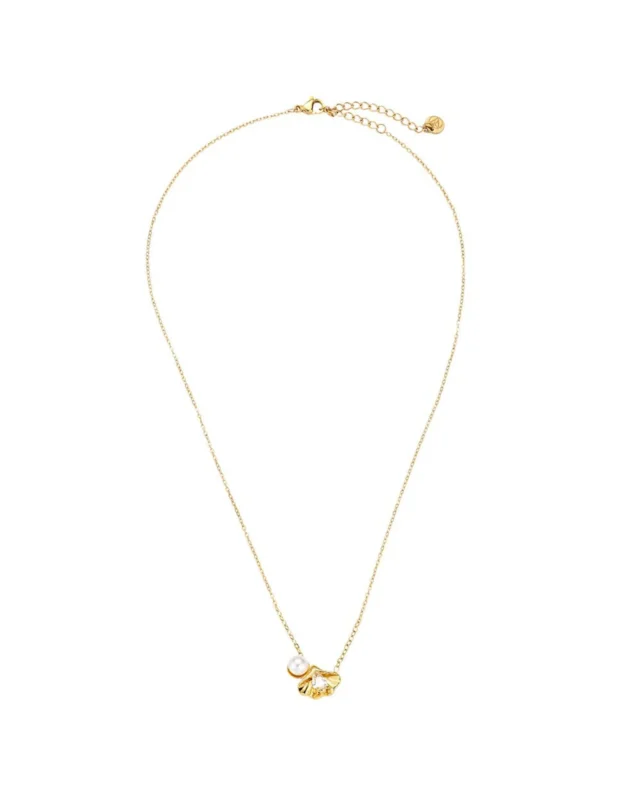 Goldene "Muschel und Perle" Halskette von Dottilove vor weißen Hintergrund. Die Kette hat einen goldenen Muschel und Perlen Anhänger.