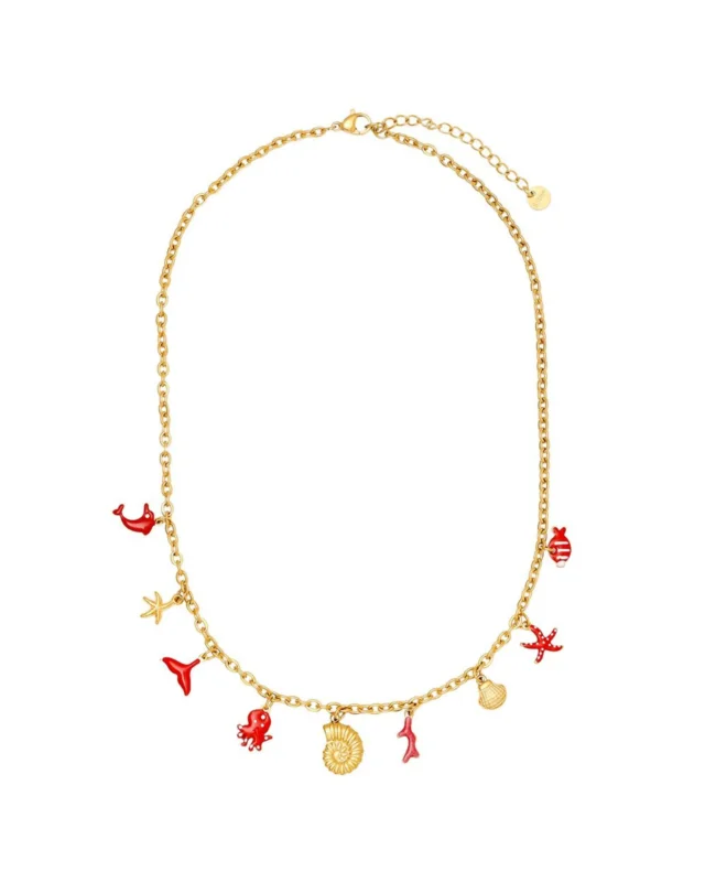 Vollansicht der goldenen "Ozean" Halskette von Dottilove vor weißen Hintergrund. Die Kette hat viele rote und goldene Meeresanhänger wie Muscheln, Delfine, Korallen etc..