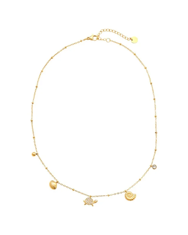 Vollansicht der goldenen Halskette "Schildkröten und Muscheln" von Dottilove vor weißen Hintergrund. Die Halskette hat 5 Anhänger: eine goldene Kugel, eine goldene Muschel, eine goldene Schildkröte mit kleinen Diamanten auf dem Rücken, noch eine goldene Muschel und eine Diamant.